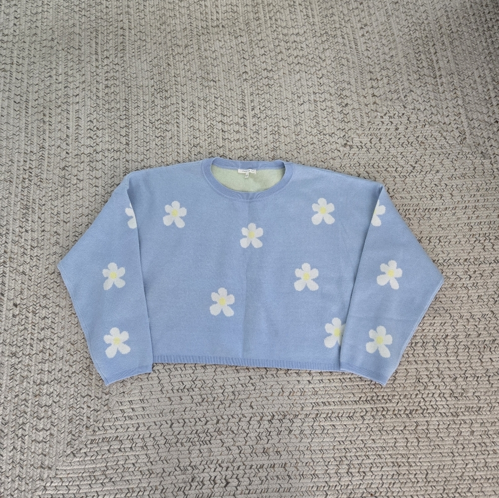 BaeVely Blue Cropped Sweater with White Daisy Pattern
